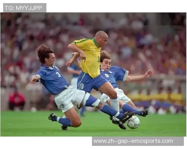 足球进俩精彩瞬间回顾与赛场背后的故事分享